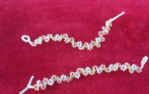 10月5日，在家就能做的兼職創(chuàng)業(yè)項(xiàng)目，輕資產(chǎn)創(chuàng)業(yè)做手工傳承官，拿回家做的手工可信可靠，在手工之家，男女都能做好這份純手工事業(yè)，圖為串珠米珠繡純手工產(chǎn)品剪影