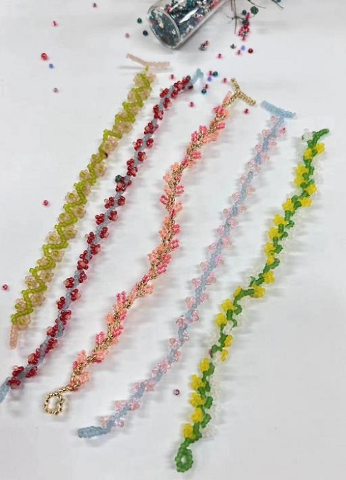 10月6日，手工兼職創(chuàng)業(yè)在家做是真的，微創(chuàng)業(yè)做手工傳承官，在家做的好手工，信任來自了解，手工之家與大家一起努力發(fā)展，圖為串珠米珠繡純手工產(chǎn)品剪影