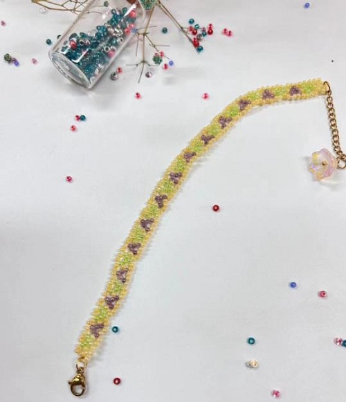 10月6日，手工兼職創(chuàng)業(yè)在家做是真的，微創(chuàng)業(yè)做手工傳承官，在家做的好手工，信任來自了解，手工之家與大家一起努力發(fā)展，圖為串珠米珠繡純手工產(chǎn)品剪影