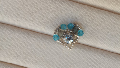 10月7日，兼職手工活外發(fā)加工在家可做，做手工傳承官，靈活就業(yè)、輕資產(chǎn)創(chuàng)業(yè)，手工之家可信可靠、真誠負責，對合作人員無特殊要求，圖為串珠米珠繡手工產(chǎn)品剪影