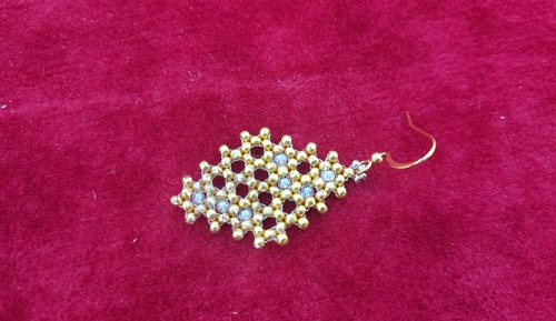 10月7日，兼職手工活外發(fā)加工在家可做，做手工傳承官，靈活就業(yè)、輕資產(chǎn)創(chuàng)業(yè)，手工之家可信可靠、真誠負責，對合作人員無特殊要求，圖為串珠米珠繡手工產(chǎn)品剪影