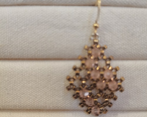 10月7日，兼職手工活外發(fā)加工在家可做，做手工傳承官，靈活就業(yè)、輕資產(chǎn)創(chuàng)業(yè)，手工之家可信可靠、真誠負責，對合作人員無特殊要求，圖為串珠米珠繡手工產(chǎn)品剪影