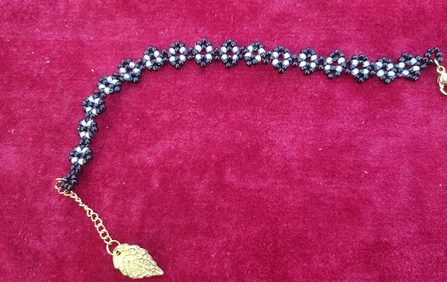 10月8日，外發(fā)加工接單平臺(tái)，正規(guī)手工輕資產(chǎn)創(chuàng)業(yè)項(xiàng)目，做手工傳承官，在手工之家，純手工事業(yè)做的多掙得多，圖為串珠米珠繡純手工產(chǎn)品剪影