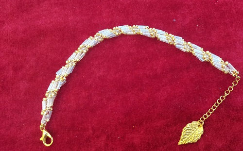 10月10日，在家能做的手工活兼職，正規(guī)可靠的手工副業(yè)創(chuàng)業(yè)項(xiàng)目，做手工傳承官，與手工之家合作，看好目標(biāo)去努力，做的更好，圖為串珠米珠繡純手工產(chǎn)品剪影