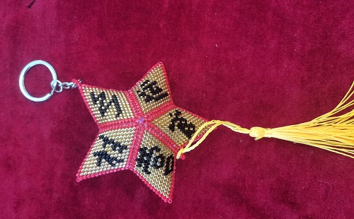 10月11日，手工活兼職可帶回家，拿回家的手工創(chuàng)業(yè)項目，做手工傳承官，在家做手工掙錢，在手工之家，多種手工業(yè)務(wù)可以一起做，圖為串珠米珠繡純手工產(chǎn)品剪影