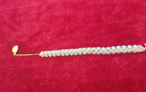 10月12日，外發(fā)手工領(lǐng)回家做，在家做手工副業(yè)創(chuàng)業(yè)掙錢(qián)，做手工傳承官，在手工之家,大家一起努力、一起收獲成長(zhǎng)，圖為串珠米珠繡純手工產(chǎn)品剪影