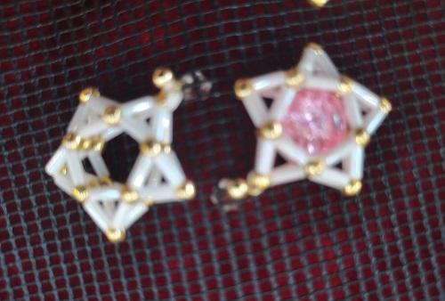 10月14日，手工兼職在家做是真的，靈活就業(yè)、小成本創(chuàng)業(yè)手工項目，做手工傳承官，在手工之家，大家平等共贏、相互成就，圖為串珠米珠繡純手工產(chǎn)品剪影