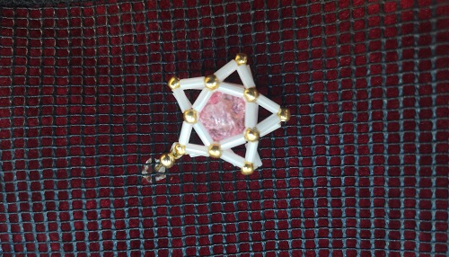 10月14日，手工兼職在家做是真的，靈活就業(yè)、小成本創(chuàng)業(yè)手工項目，做手工傳承官，在手工之家，大家平等共贏、相互成就，圖為串珠米珠繡純手工產(chǎn)品剪影