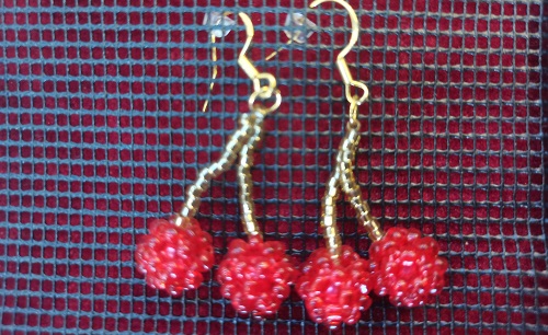 10月15日，正規(guī)手工活接單平臺，手工加工回收項目，小成本創(chuàng)業(yè)做手工傳承官，手工之家與合作人員相互支持、合作共贏，圖為串珠米珠繡純手工產(chǎn)品剪影