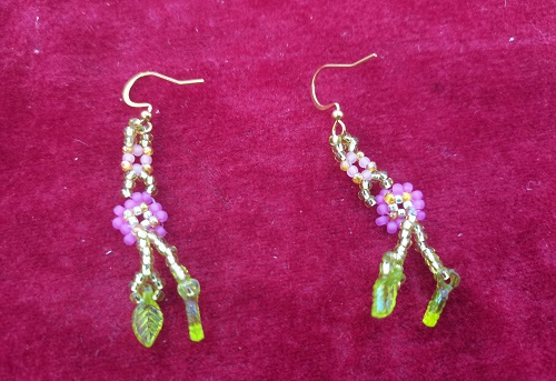 10月15日，正規(guī)手工活接單平臺，手工加工回收項目，小成本創(chuàng)業(yè)做手工傳承官，手工之家與合作人員相互支持、合作共贏，圖為串珠米珠繡純手工產(chǎn)品剪影