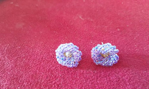 10月16日，手工活兼職可帶回家，手工靈活的副業(yè)創(chuàng)業(yè)項(xiàng)目，做手工傳承官微創(chuàng)業(yè)，因?yàn)榱私?，手工之家深受大家信任和支持，圖為串珠米珠繡純手工產(chǎn)品剪影