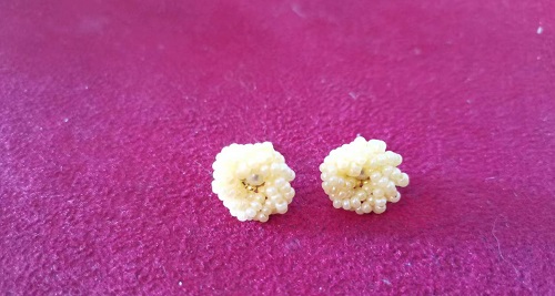 10月16日，手工活兼職可帶回家，手工靈活的副業(yè)創(chuàng)業(yè)項(xiàng)目，做手工傳承官微創(chuàng)業(yè)，因?yàn)榱私?，手工之家深受大家信任和支持，圖為串珠米珠繡純手工產(chǎn)品剪影