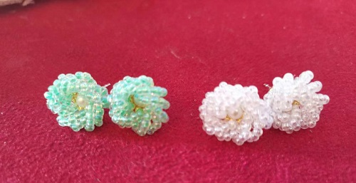 10月16日，手工活兼職可帶回家，手工靈活的副業(yè)創(chuàng)業(yè)項(xiàng)目，做手工傳承官微創(chuàng)業(yè)，因?yàn)榱私猓止ぶ疑钍艽蠹倚湃魏椭С?，圖為串珠米珠繡純手工產(chǎn)品剪影