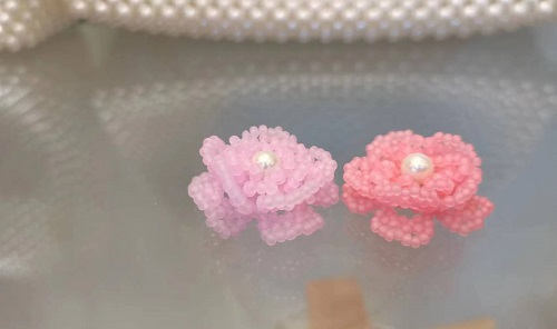 10月17日，可在家做的兼職手工活, 想接正規(guī)廠家的手工創(chuàng)業(yè)項目，輕資產(chǎn)創(chuàng)業(yè)做手工傳承官，與手工之家合作，這里的產(chǎn)品是事業(yè)的根本，圖為串珠米珠繡純手工產(chǎn)品剪影