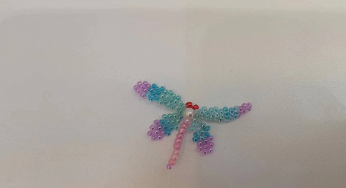 10月17日，可在家做的兼職手工活, 想接正規(guī)廠家的手工創(chuàng)業(yè)項目，輕資產(chǎn)創(chuàng)業(yè)做手工傳承官，與手工之家合作，這里的產(chǎn)品是事業(yè)的根本，圖為串珠米珠繡純手工產(chǎn)品剪影