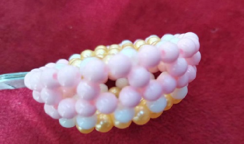 10月18日，附近有沒有兼職手工活,做手工傳承官，農(nóng)村手工加工副業(yè)靈活就業(yè)，手工之家合作方式多，都是做得多掙得多，圖為串珠米珠繡純手工產(chǎn)品剪影