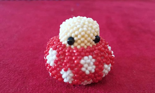 10月18日，附近有沒有兼職手工活,做手工傳承官，農(nóng)村手工加工副業(yè)靈活就業(yè)，手工之家合作方式多，都是做得多掙得多，圖為串珠米珠繡純手工產(chǎn)品剪影