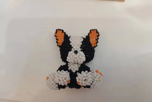 10月19日，在家就能賺錢(qián)的工作，小成本創(chuàng)業(yè)做手工傳承官，正規(guī)手工活外發(fā)加工網(wǎng)副業(yè)創(chuàng)業(yè)，了解清楚，大家與手工之家有更好的合作，圖為串珠米珠繡純手工產(chǎn)品剪影