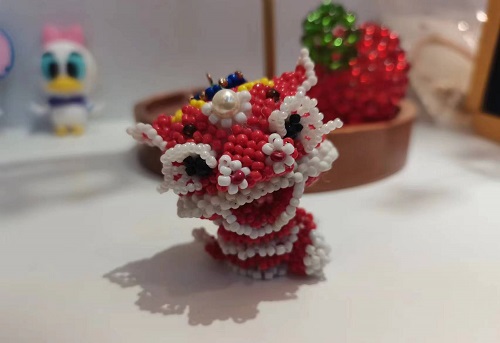 10月19日，在家就能賺錢(qián)的工作，小成本創(chuàng)業(yè)做手工傳承官，正規(guī)手工活外發(fā)加工網(wǎng)副業(yè)創(chuàng)業(yè)，了解清楚，大家與手工之家有更好的合作，圖為串珠米珠繡純手工產(chǎn)品剪影