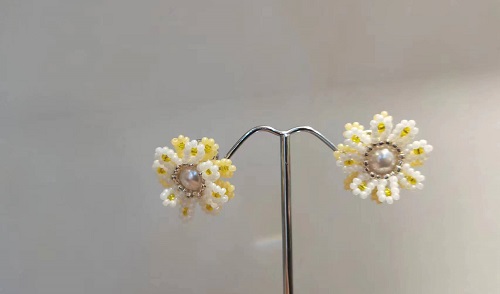 10月20日，外發(fā)手工活接單平臺(tái)，手工活兼職副業(yè)創(chuàng)業(yè)，做手工傳承官，在手工之家，純手工產(chǎn)品精美精致、安全環(huán)保，圖為串珠米珠繡純手工產(chǎn)品剪影