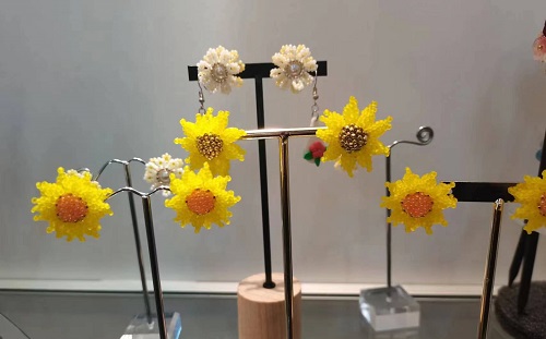 10月20日，外發(fā)手工活接單平臺(tái)，手工活兼職副業(yè)創(chuàng)業(yè)，做手工傳承官，在手工之家，純手工產(chǎn)品精美精致、安全環(huán)保，圖為串珠米珠繡純手工產(chǎn)品剪影