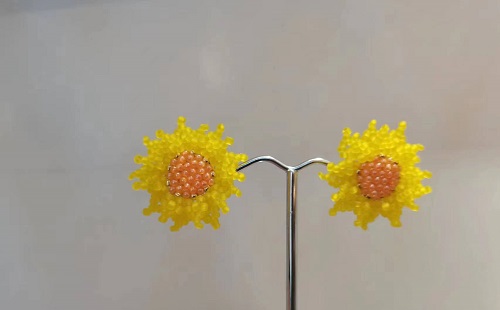 10月20日，外發(fā)手工活接單平臺(tái)，手工活兼職副業(yè)創(chuàng)業(yè)，做手工傳承官，在手工之家，純手工產(chǎn)品精美精致、安全環(huán)保，圖為串珠米珠繡純手工產(chǎn)品剪影