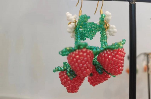 10月21日，在家里就能賺錢的工作，居家手工創(chuàng)業(yè)做手工傳承官，拿回家做的手工，手工之家讓純手工產(chǎn)品更有市場，圖為串珠米珠繡純手工產(chǎn)品剪影