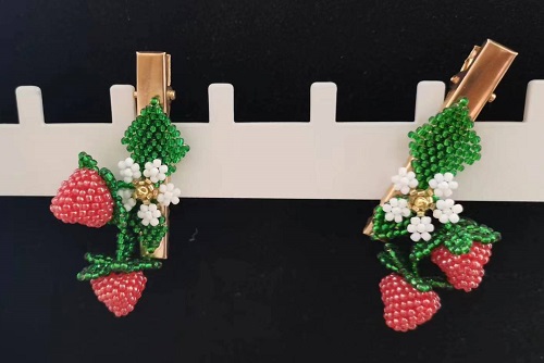 10月21日，在家里就能賺錢的工作，居家手工創(chuàng)業(yè)做手工傳承官，拿回家做的手工，手工之家讓純手工產(chǎn)品更有市場，圖為串珠米珠繡純手工產(chǎn)品剪影