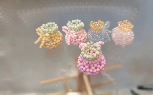 10月22日，手工活外發(fā)加工正規(guī)的廠家，微創(chuàng)業(yè)做手工傳承官，開手工加工廠，大家與手工之家始終是平等、共贏的關(guān)系，圖為串珠米珠繡純手工產(chǎn)品剪影