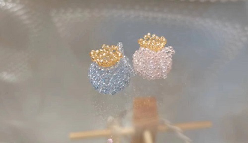 10月22日，手工活外發(fā)加工正規(guī)的廠家，微創(chuàng)業(yè)做手工傳承官，開手工加工廠，大家與手工之家始終是平等、共贏的關(guān)系，圖為串珠米珠繡純手工產(chǎn)品剪影