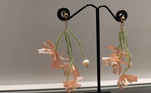 10月23日，在家做的手工小成本創(chuàng)業(yè)項目，手工兼職創(chuàng)業(yè)的正規(guī)網(wǎng)站，開飾品加工廠，做手工傳承官，在手工之家，重視與每一位人員的合作，圖為串珠米珠繡純手工產(chǎn)品剪影