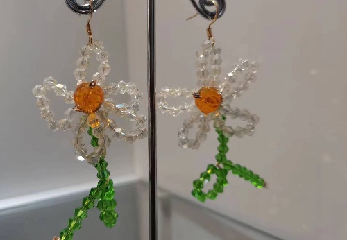 10月23日，在家做的手工小成本創(chuàng)業(yè)項目，手工兼職創(chuàng)業(yè)的正規(guī)網(wǎng)站，開飾品加工廠，做手工傳承官，在手工之家，重視與每一位人員的合作，圖為串珠米珠繡純手工產(chǎn)品剪影