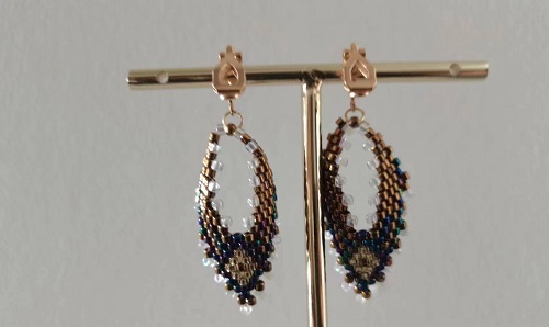 10月23日，在家做的手工小成本創(chuàng)業(yè)項目，手工兼職創(chuàng)業(yè)的正規(guī)網(wǎng)站，開飾品加工廠，做手工傳承官，在手工之家，重視與每一位人員的合作，圖為串珠米珠繡純手工產(chǎn)品剪影