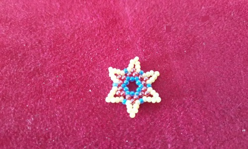 10月24日，手工活外發(fā)加工正規(guī)廠家直接發(fā)貨，開手工加工廠創(chuàng)業(yè)好選擇，微創(chuàng)業(yè)做手工傳承官，手工之家的純手工有優(yōu)勢，圖為飾品類串珠手工產(chǎn)品剪影