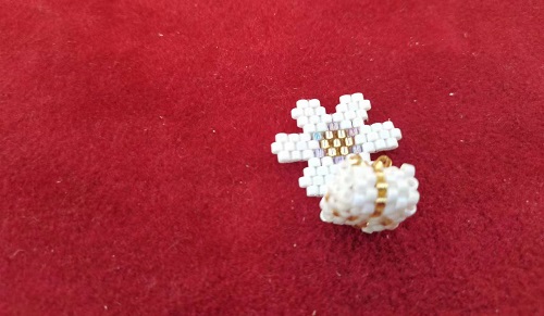 10月24日，手工活外發(fā)加工正規(guī)廠家直接發(fā)貨，開手工加工廠創(chuàng)業(yè)好選擇，微創(chuàng)業(yè)做手工傳承官，手工之家的純手工有優(yōu)勢，圖為飾品類串珠手工產(chǎn)品剪影