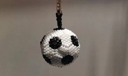 10月25日，在家怎么接手工活掙錢，在家做兼職的正規(guī)平臺(tái)，微創(chuàng)業(yè)做手工傳承官，在手工之家，立足市場(chǎng)來創(chuàng)新讓純手工事業(yè)發(fā)展更好，圖為串珠米珠繡純手工產(chǎn)品剪影