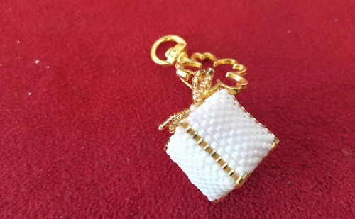 10月25日，在家怎么接手工活掙錢，在家做兼職的正規(guī)平臺(tái)，微創(chuàng)業(yè)做手工傳承官，在手工之家，立足市場(chǎng)來創(chuàng)新讓純手工事業(yè)發(fā)展更好，圖為串珠米珠繡純手工產(chǎn)品剪影