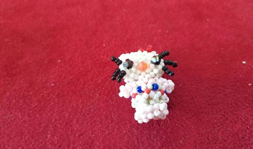 10月26日，手工活拿回家做在哪里找，外發(fā)加工接單平臺，在家開手工加工廠，微創(chuàng)業(yè)做手工傳承官，在手工之家，根據(jù)自己的情況選擇合適的合作，圖為串珠米珠繡純手工產(chǎn)品剪影