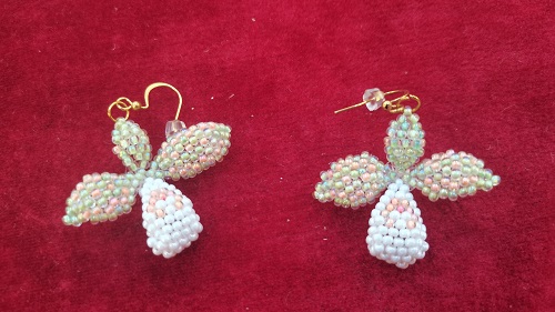 10月27日，兼職手工活可以帶回家做，在家里開手工加工廠掙錢，輕資產創(chuàng)業(yè)做手工傳承官，在手工之家，大家有錢掙、有保障，圖為串珠米珠繡純手工產品剪影