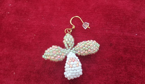 10月27日，兼職手工活可以帶回家做，在家里開手工加工廠掙錢，輕資產創(chuàng)業(yè)做手工傳承官，在手工之家，大家有錢掙、有保障，圖為串珠米珠繡純手工產品剪影