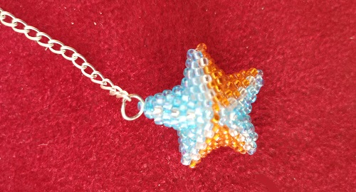 10月29日，在家做的手工活正規(guī)平臺，在家可以做的兼職工作，居家開飾品加工廠，微創(chuàng)業(yè)做手工傳承官，與手工之家合作，平等共贏，相互成就，圖為串珠米珠繡手工產(chǎn)品剪影