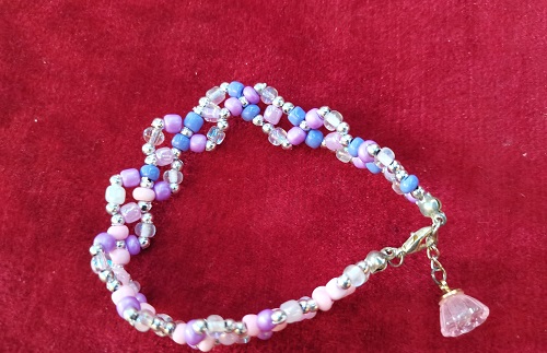 10月28日，正規(guī)手工活接單平臺，居家創(chuàng)業(yè)開手工加工廠，微創(chuàng)業(yè)做手工傳承官，在手工之家，勤奮努力、踏實去做就有好收入，圖為串珠米珠繡純手工產(chǎn)品剪影