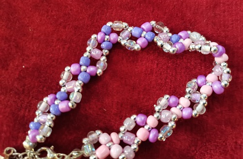 10月28日，正規(guī)手工活接單平臺，居家創(chuàng)業(yè)開手工加工廠，微創(chuàng)業(yè)做手工傳承官，在手工之家，勤奮努力、踏實去做就有好收入，圖為串珠米珠繡純手工產(chǎn)品剪影