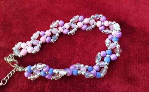 10月28日，正規(guī)手工活接單平臺，居家創(chuàng)業(yè)開手工加工廠，微創(chuàng)業(yè)做手工傳承官，在手工之家，勤奮努力、踏實去做就有好收入，圖為串珠米珠繡純手工產(chǎn)品剪影