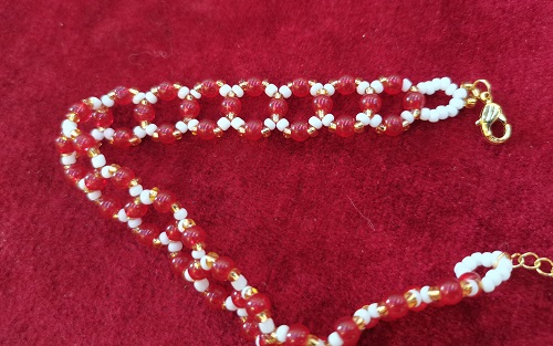 10月30日，靠譜手工兼職平臺，在家兼職創(chuàng)業(yè)的正規(guī)手工，微創(chuàng)業(yè)做手工傳承官，與手工之家合作，利用好時間就是在努力，圖為串珠米珠繡純手工產(chǎn)品剪影