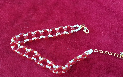 10月30日，靠譜手工兼職平臺，在家兼職創(chuàng)業(yè)的正規(guī)手工，微創(chuàng)業(yè)做手工傳承官，與手工之家合作，利用好時間就是在努力，圖為串珠米珠繡純手工產(chǎn)品剪影