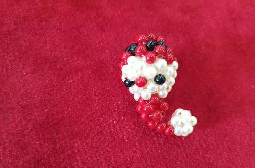 10月31日，在家能做的兼職，正規(guī)掙錢的副業(yè)創(chuàng)業(yè)項目，輕資產(chǎn)創(chuàng)業(yè)做手工傳承官，在手工之家，收入好因為大家都在辛勤付出，圖為串珠米珠繡純手工產(chǎn)品剪影