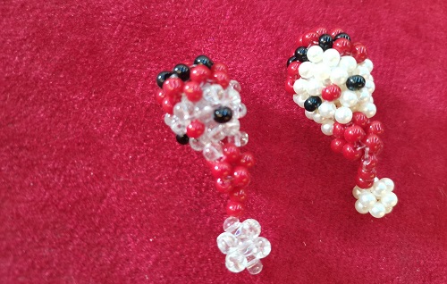 10月31日，在家能做的兼職，正規(guī)掙錢的副業(yè)創(chuàng)業(yè)項目，輕資產(chǎn)創(chuàng)業(yè)做手工傳承官，在手工之家，收入好因為大家都在辛勤付出，圖為串珠米珠繡純手工產(chǎn)品剪影