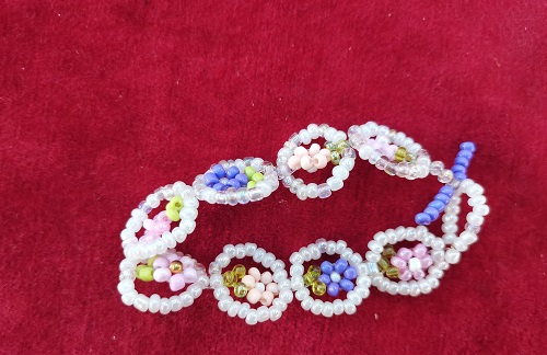 11月1日，外發(fā)手工活正規(guī)平臺，兼職手工在家可做，小成本創(chuàng)業(yè)做手工傳承官，與手工之家合作長久穩(wěn)定、融洽，圖為串珠米珠繡純手工產(chǎn)品剪影