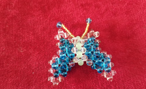 11月3日，兼職手工活可以帶回家做的，居家靈活就業(yè)副業(yè)創(chuàng)業(yè)，低成本創(chuàng)業(yè)做手工傳承官，在手工之家，創(chuàng)新讓合作人員收入更好，圖為串珠米珠繡純手工產(chǎn)品剪影